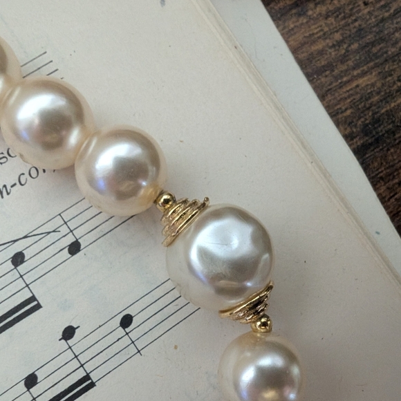 Vintage Faux Pearl Necklace - Picture 6 of 16